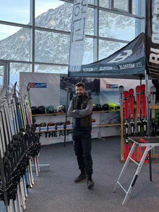 SÖLDEN: část našeho týmu už je na místě, pomalu pro vás chystá ⛷️ testovací koutek a hlídá parádní počasí 🌬️ pro pobyt na...